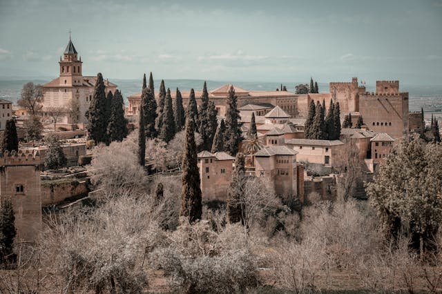 Alhambra foi a fortaleza e palácio erguida pelos monarcas da dinastia Nazarí del Reino de Granada.